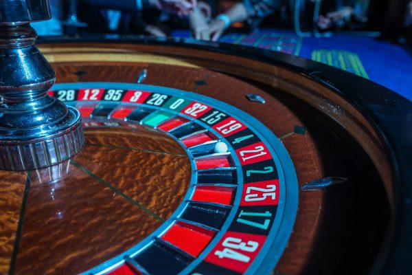Ruleta en Vivo vs. Online: Pros, contras y cuál te conviene más